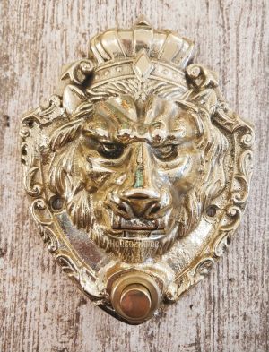 House2home El Yapımı Pirinç Aslan Kapı Zili Sarı